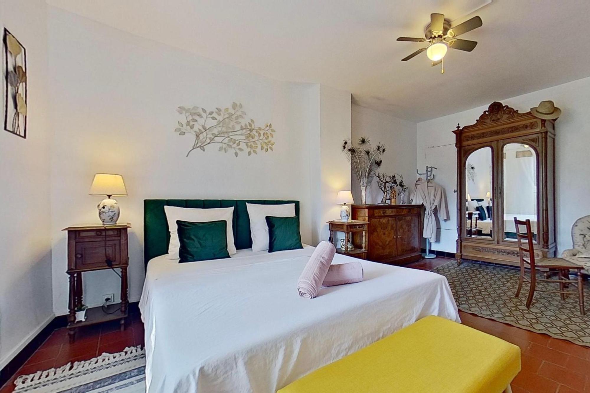 Bed and Breakfast Les 2 Droles D'Oiseaux Luc-sur-Orbieu Exterior foto